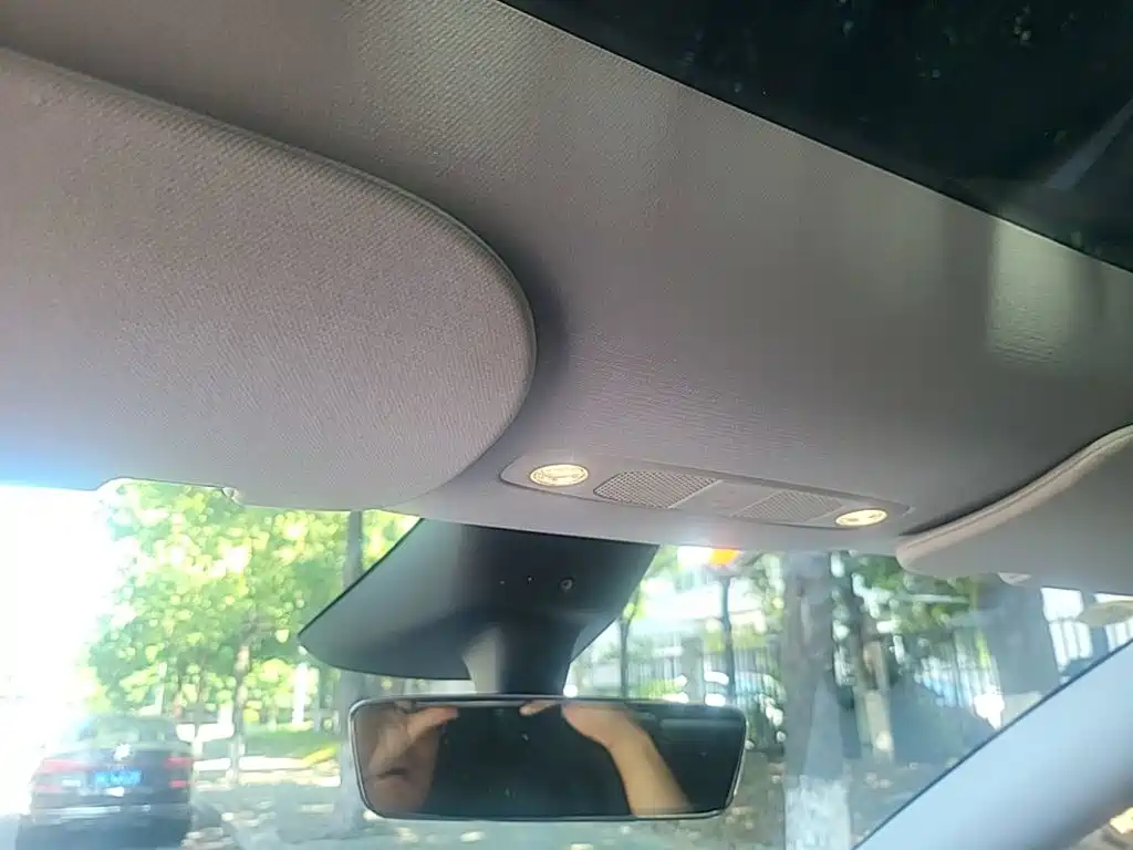 Tesla Model Y — миниатюра 18