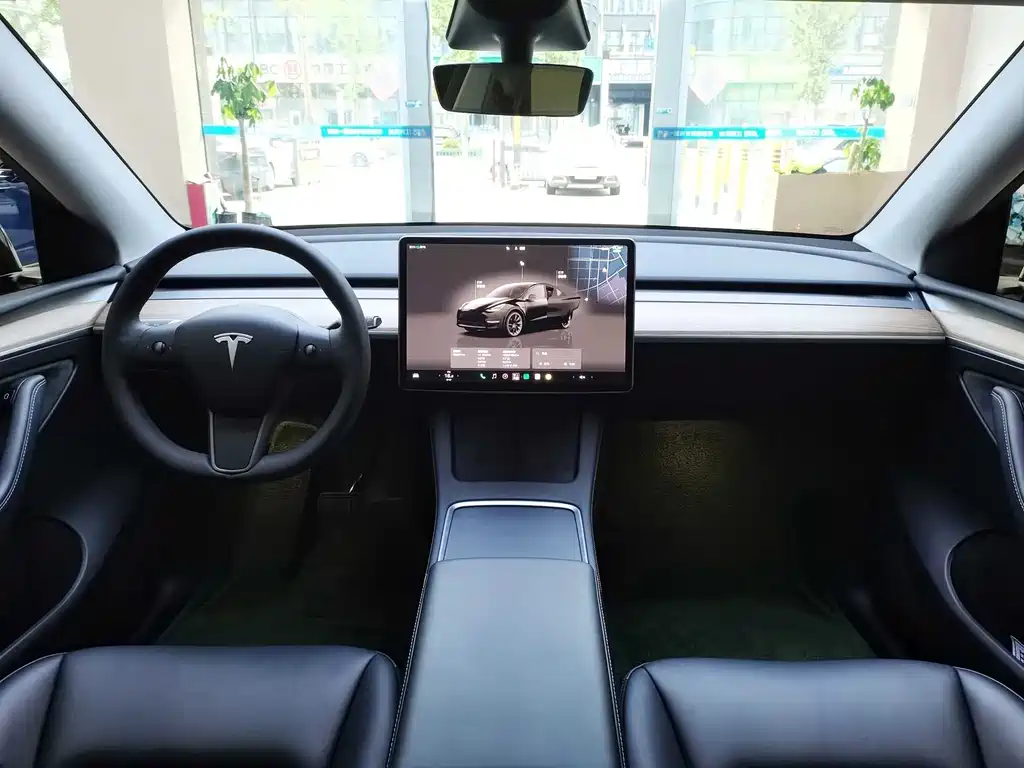 Tesla Model Y — миниатюра 12