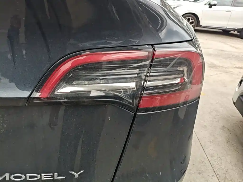 Tesla Model Y — миниатюра 8