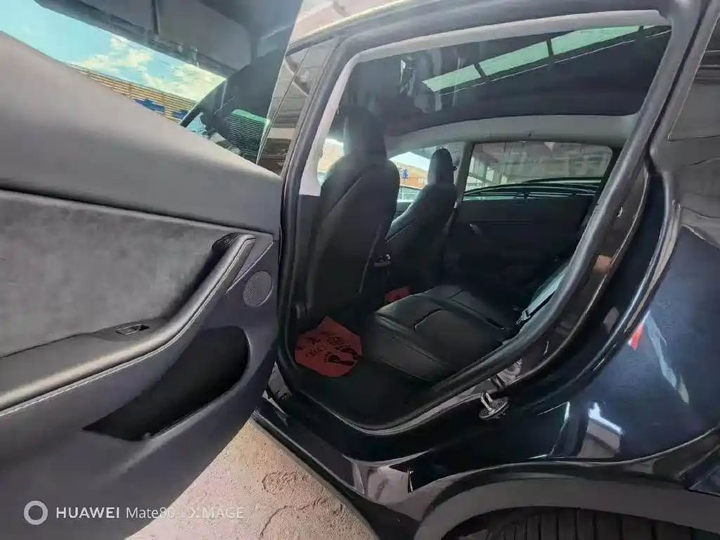 Tesla Model Y — миниатюра 5
