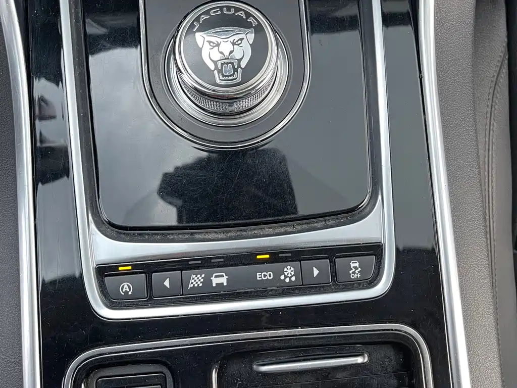 Jaguar XFL 2017 XFL 2.0T 200PS