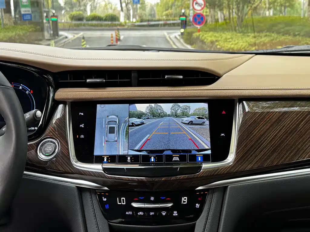 Cadillac XT6 2025 2.0T мест Executive