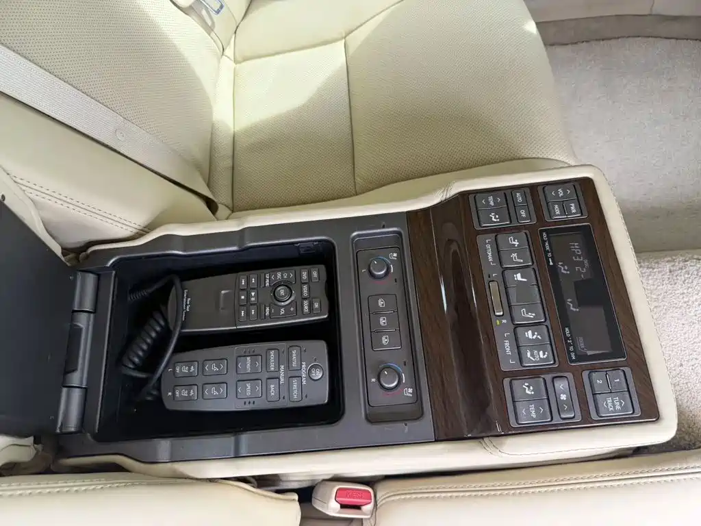 Lexus LS — миниатюра 8