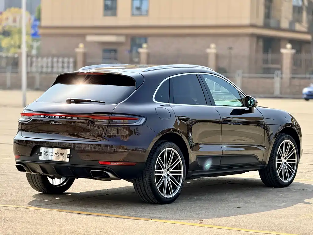 PORSCHE MACAN