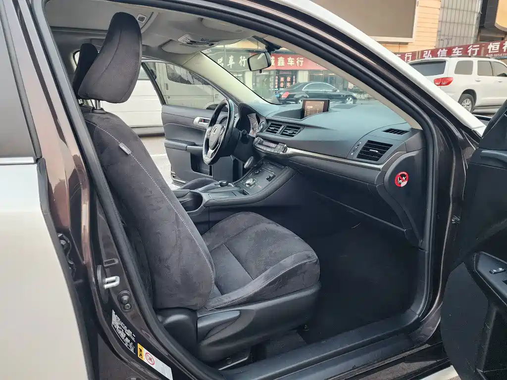Lexus CT — миниатюра 13