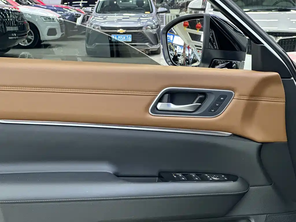 NISSAN EXPLORING THE LAND