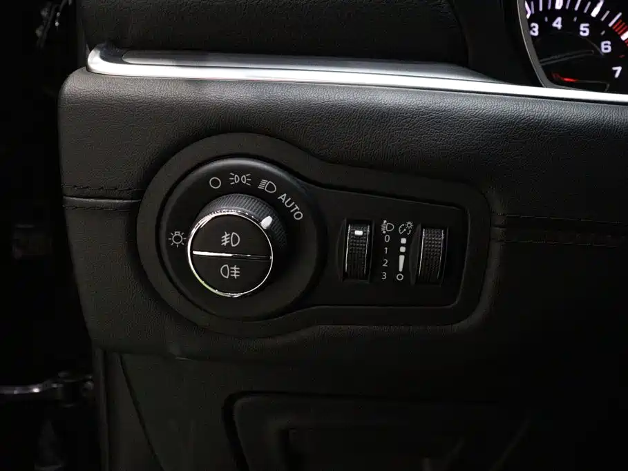 Jeep Grand Commander — миниатюра 17