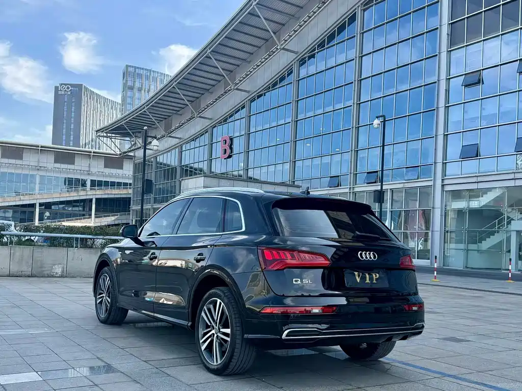 Audi Q5L - фото 9