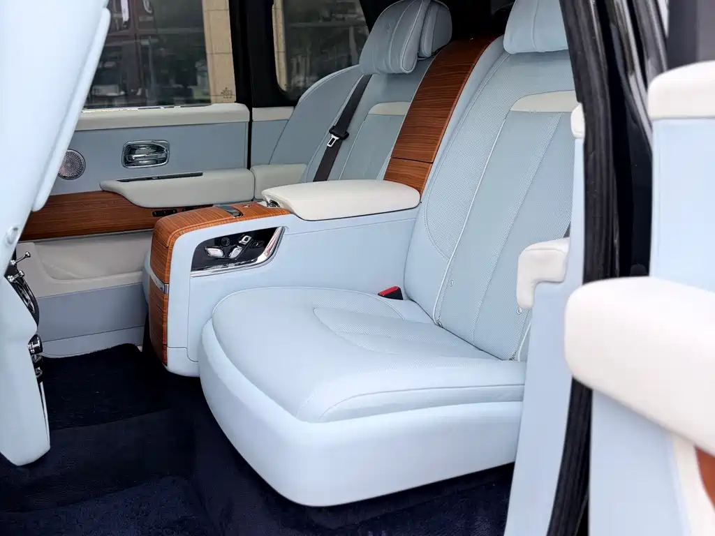Rolls-Royce Cullinan 2018 мест