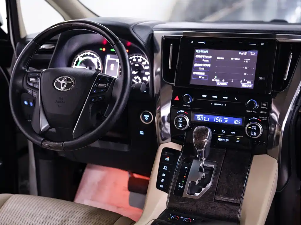 Toyota Alphard — миниатюра 25
