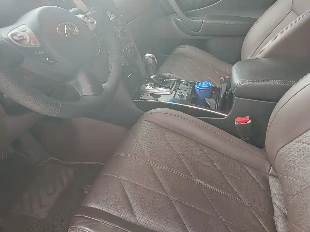 Infiniti QX70 — миниатюра 11