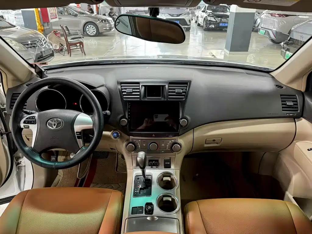 Toyota Highlander 2011 2.7L 5 мест Sport