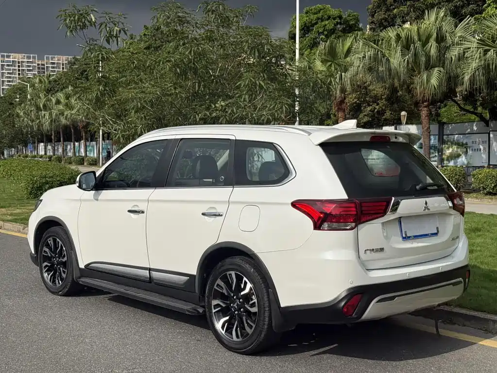 Mitsubishi Outlander 2020 2.4L 7 мест