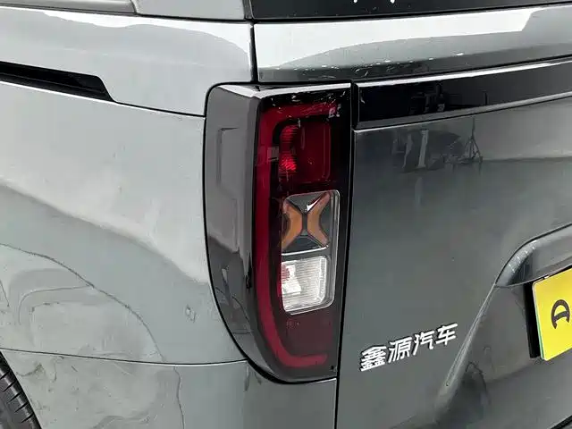 SRM Xinyuan Xiangshang V6 New Energy — миниатюра 10