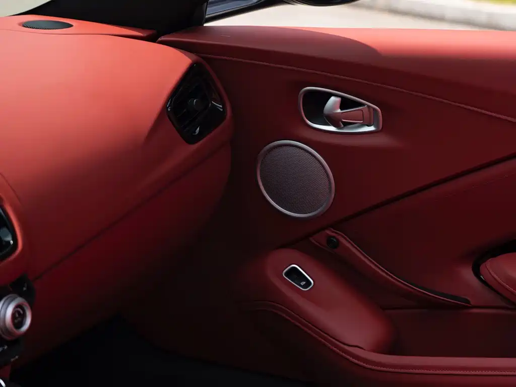 Aston Martin V8 Vantage — миниатюра 11