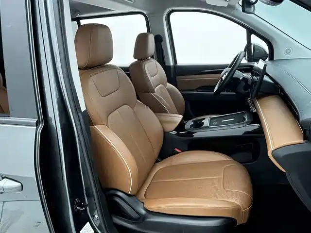 SRM Xinyuan Xiangshang V6 New Energy — миниатюра 18
