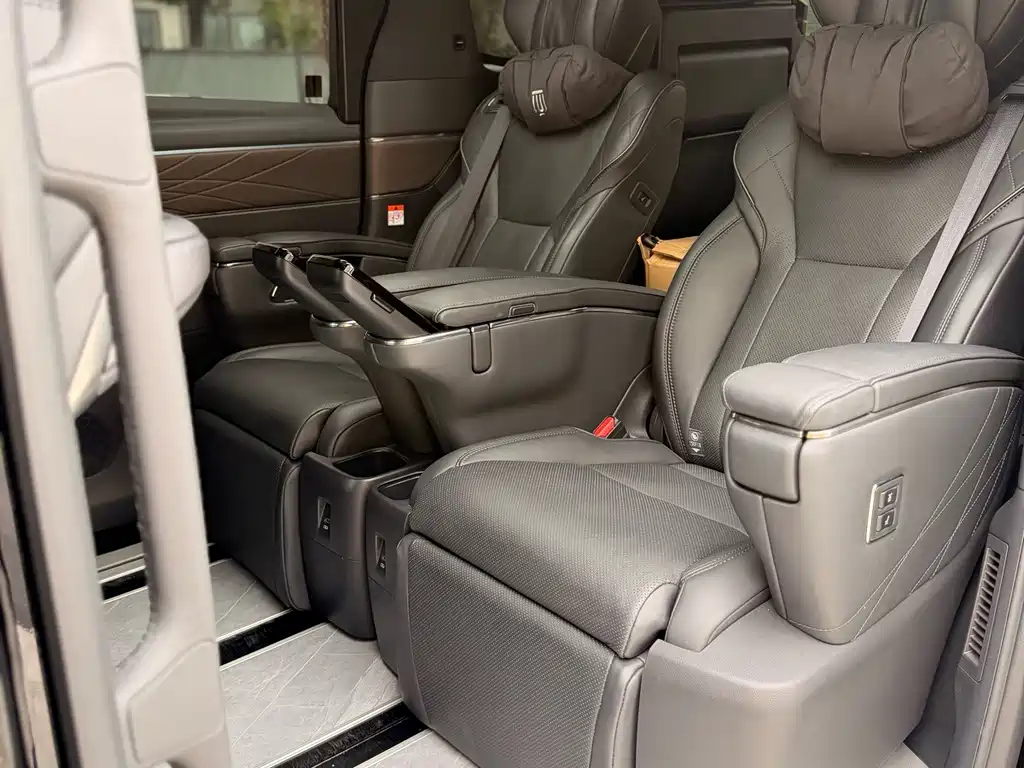 Toyota Vellfire — миниатюра 8