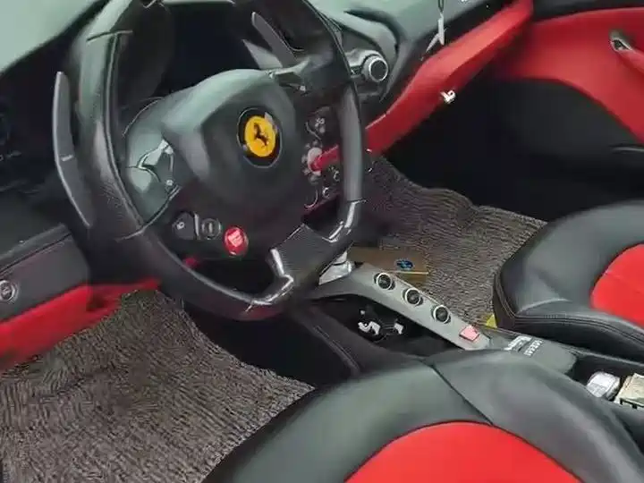 FERRARI 488