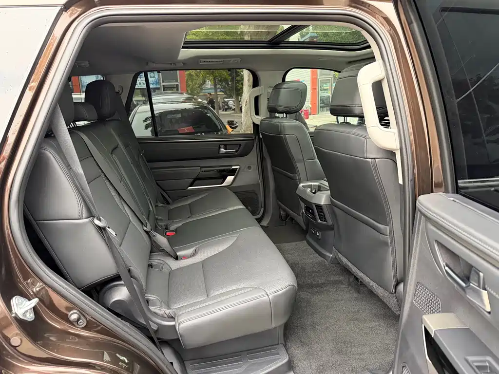 Toyota Sequoia — миниатюра 13