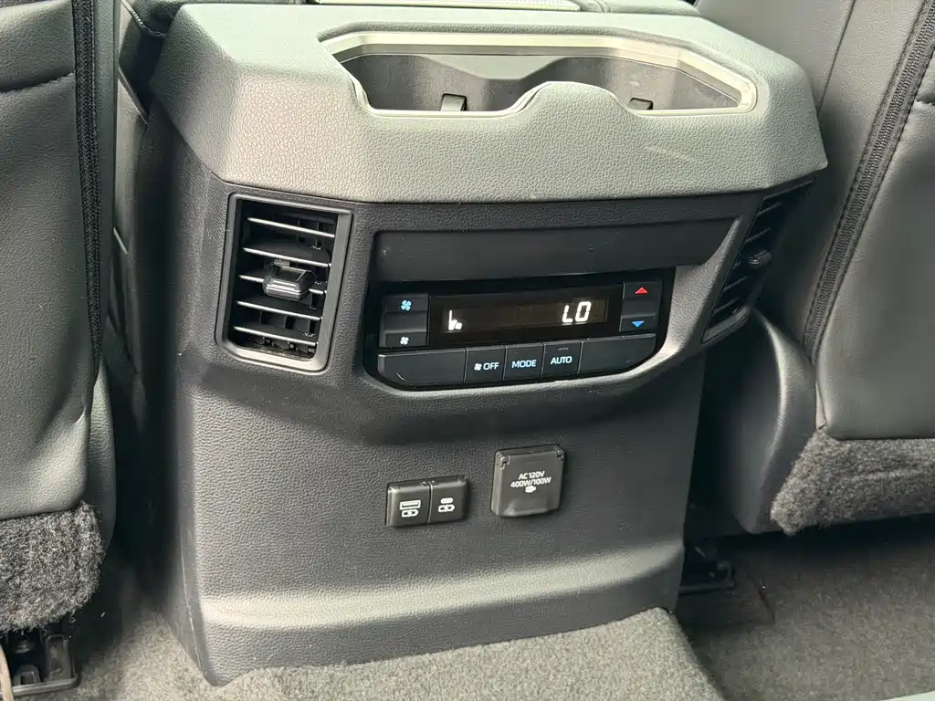Toyota Sequoia — миниатюра 14