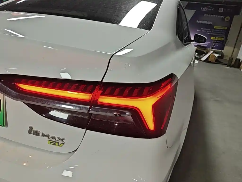 Roewe i6 MAX New Energy — миниатюра 8