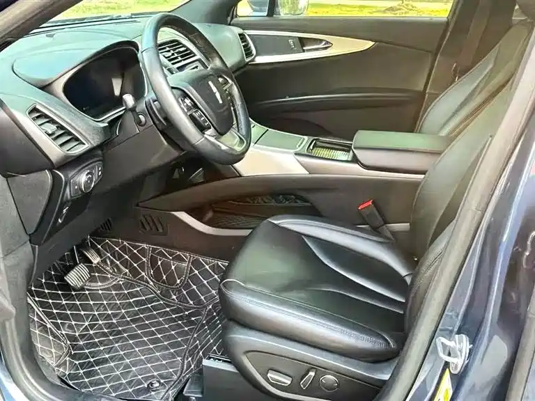 LINCOLN NAVIGATOR (IMPORT)