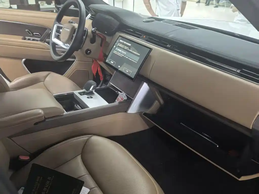 Land Rover Range Rover 2024 3.0 L6 400PS Long Wheelbase мест