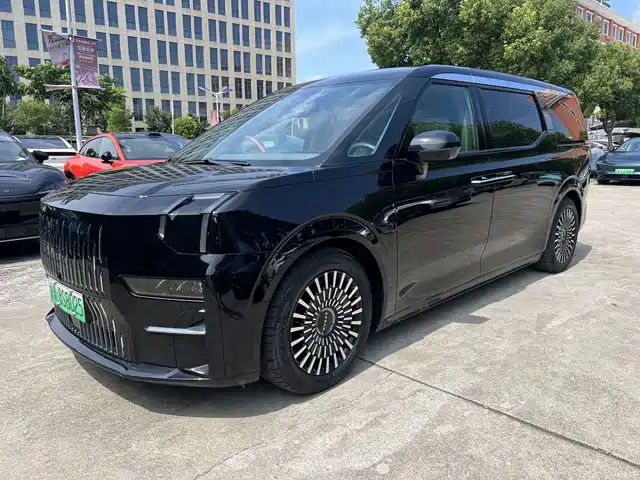 2023 Zeekr 009
