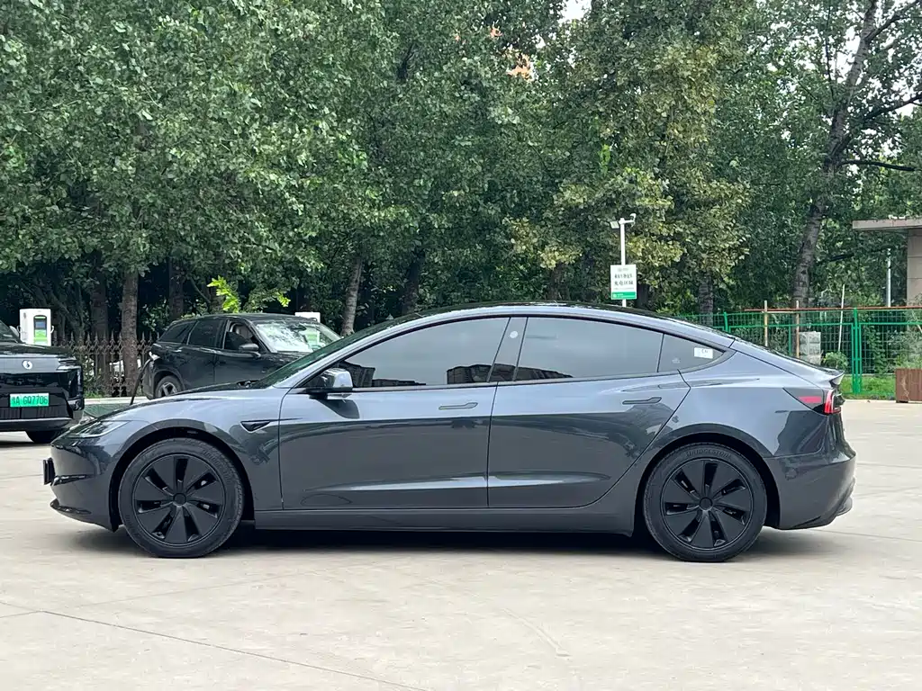 Tesla Model 3 — миниатюра 6