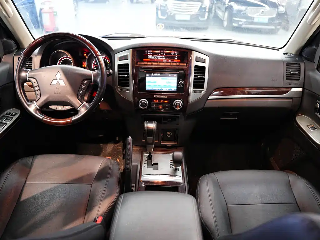 Mitsubishi Pajero (Import) — миниатюра 15