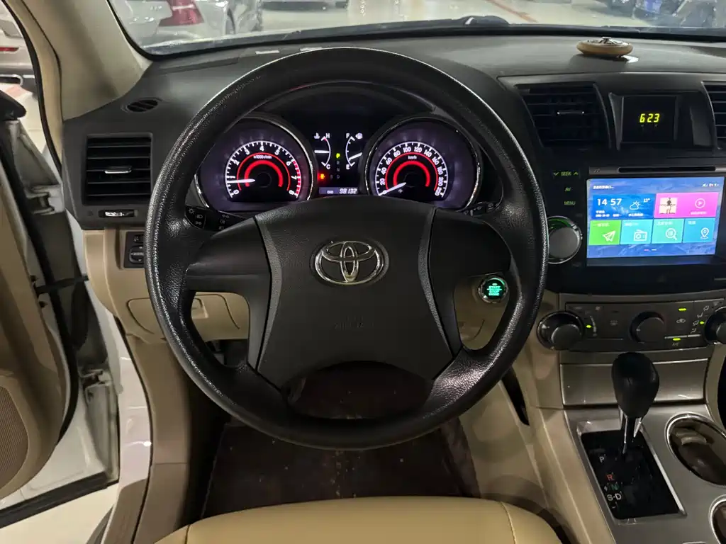 Toyota Highlander 2012 2.7L 5 мест Elite