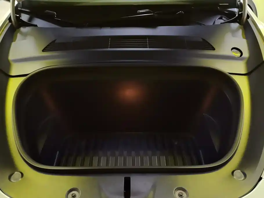 Tesla Model Y — миниатюра 10