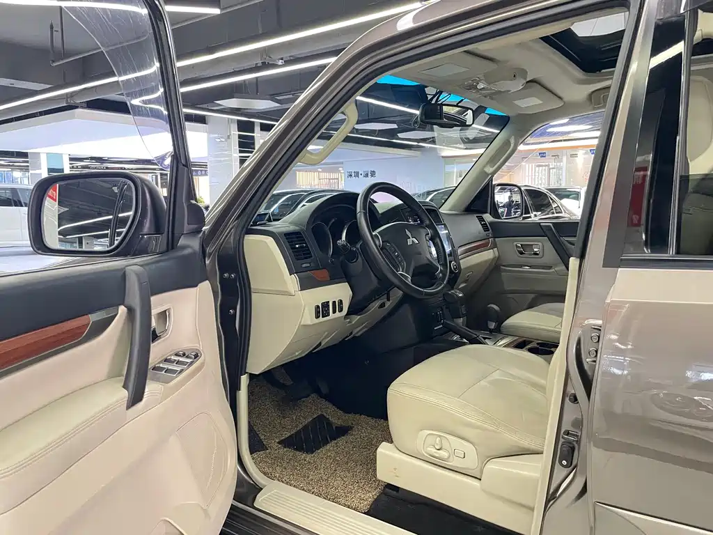 Mitsubishi Pajero (Import) — миниатюра 6