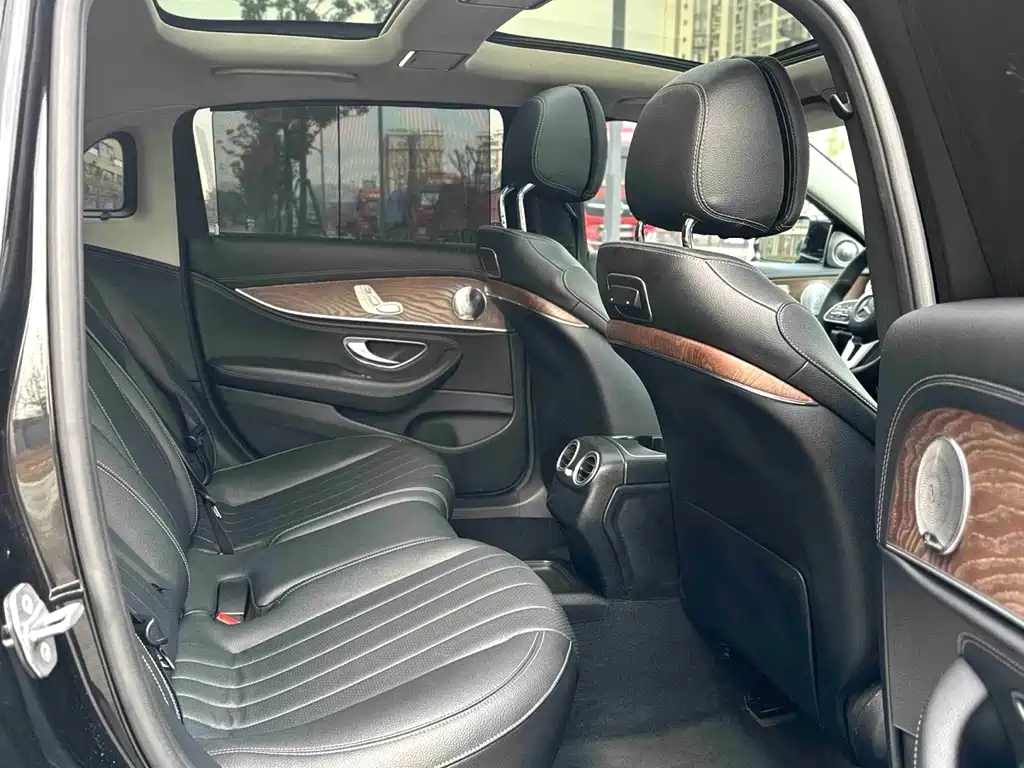 Mercedes-Benz E-Class — миниатюра 5