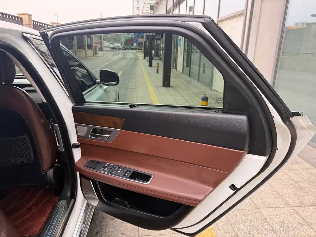 Jaguar XFL — миниатюра 11