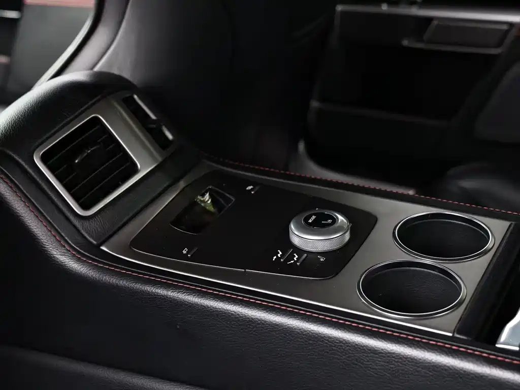 Aston Martin Rapide — миниатюра 9