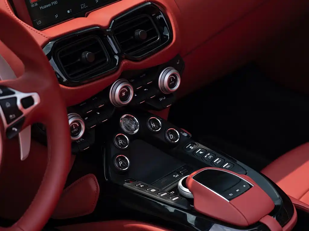 Aston Martin V8 Vantage — миниатюра 10