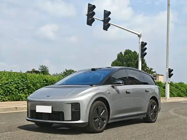 2025 Li Xiang i8