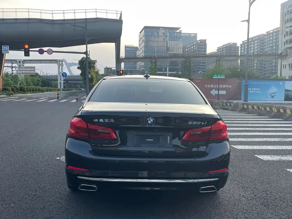 BMW 5 Series — миниатюра 11
