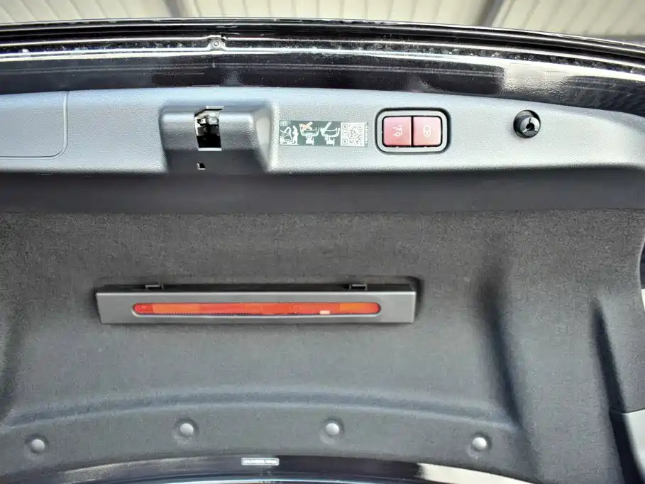 Mercedes-Benz E-Class — миниатюра 15