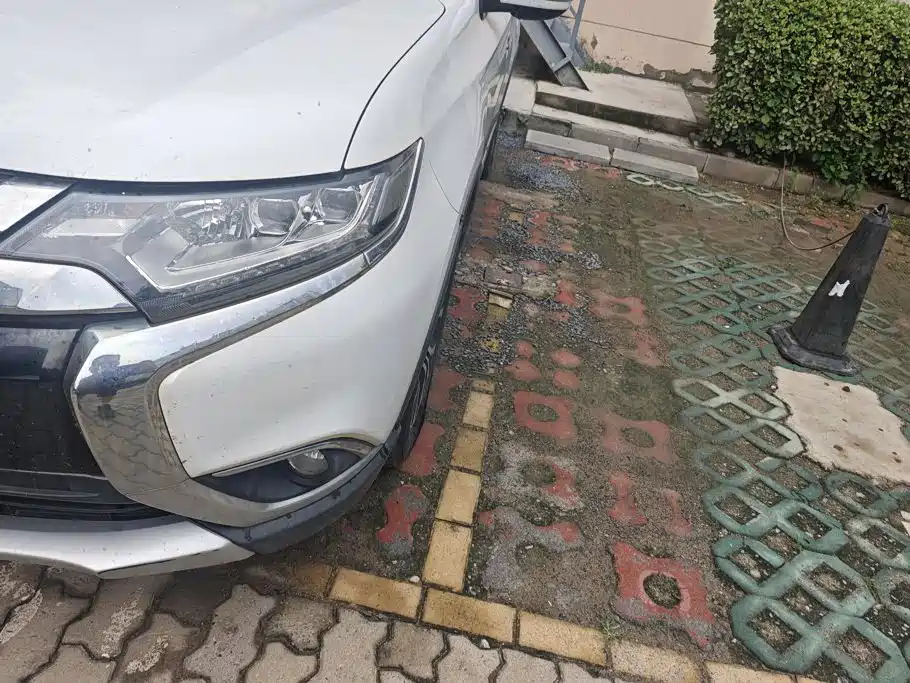 Mitsubishi Outlander 2018 2.4L Elite 5 мест