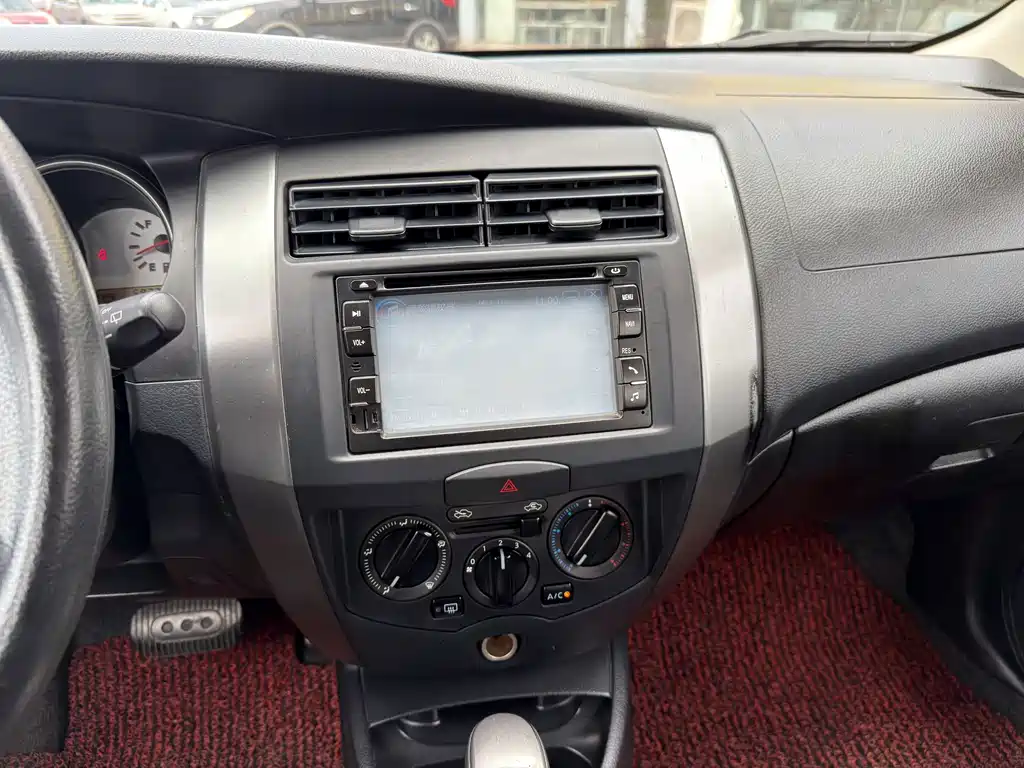 Nissan Livina — миниатюра 6