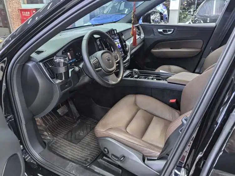 Volvo XC60 2025 B5 Luxury