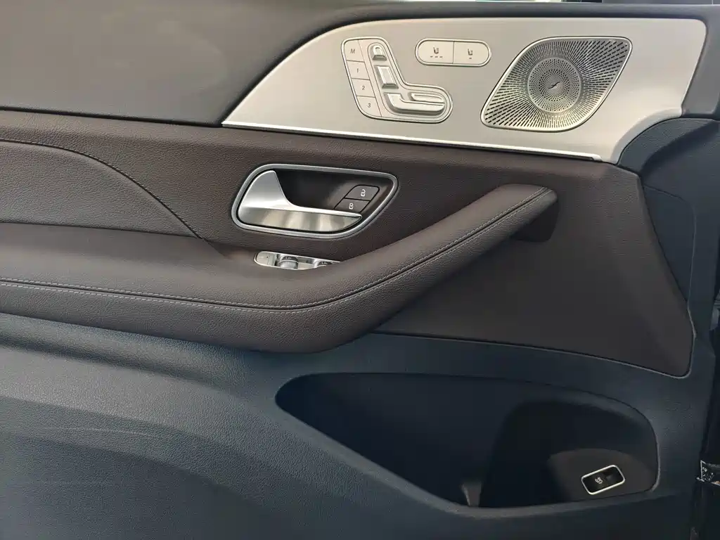 Mercedes-Benz GLS — миниатюра 10
