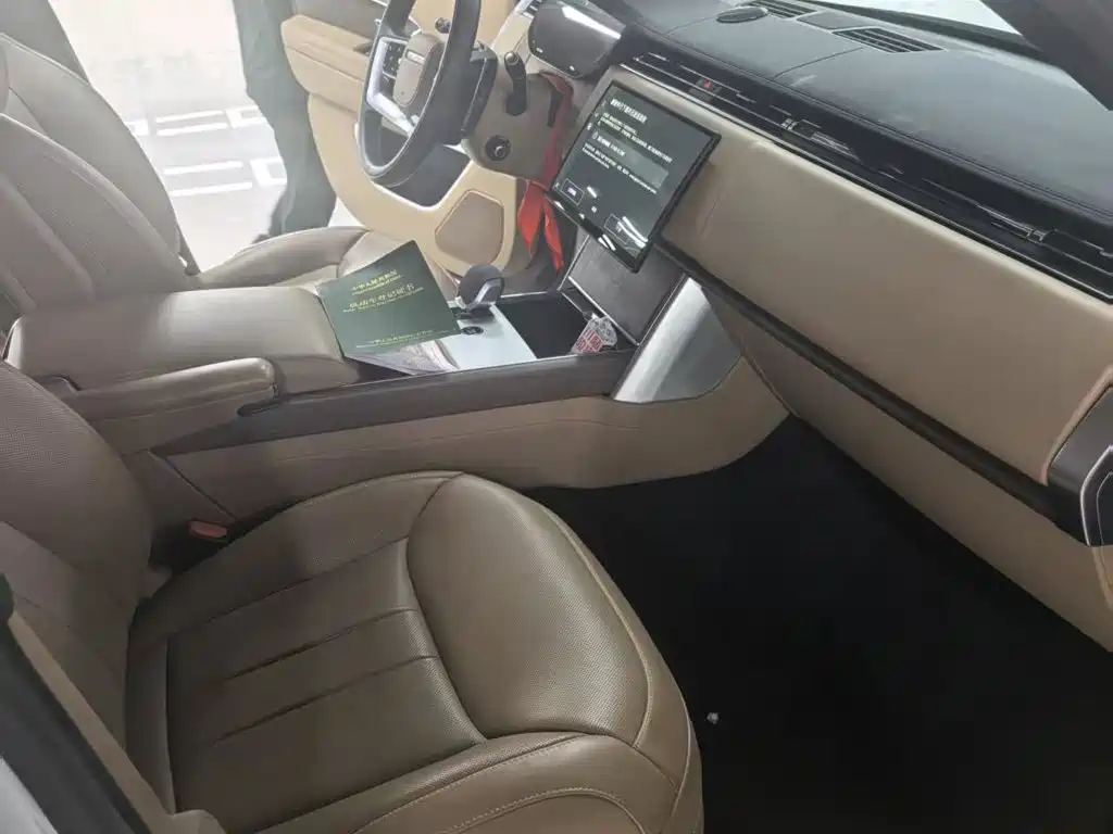 Land Rover Range Rover 2024 3.0 L6 400PS Long Wheelbase мест