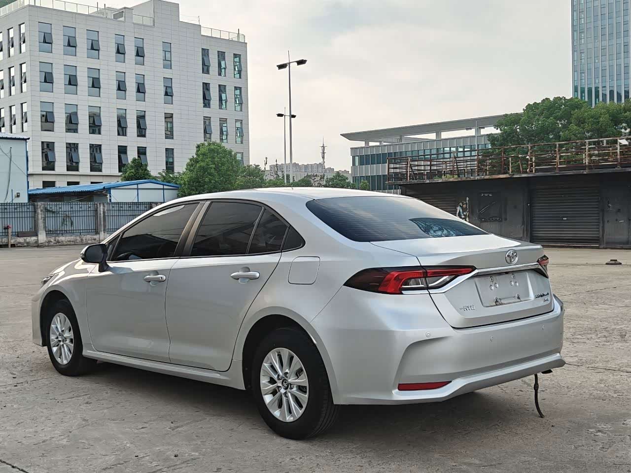 Toyota Corolla 1.2 л 2023 г. Серебристо-серый, пробег 49000 км