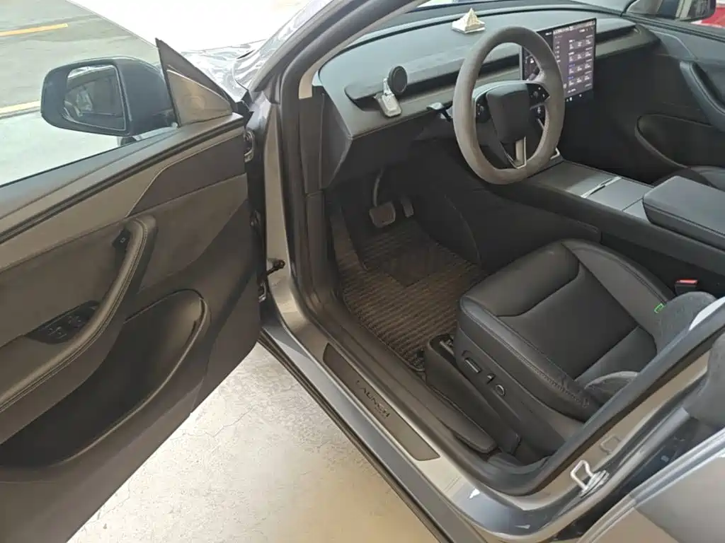 Tesla Model Y — миниатюра 16