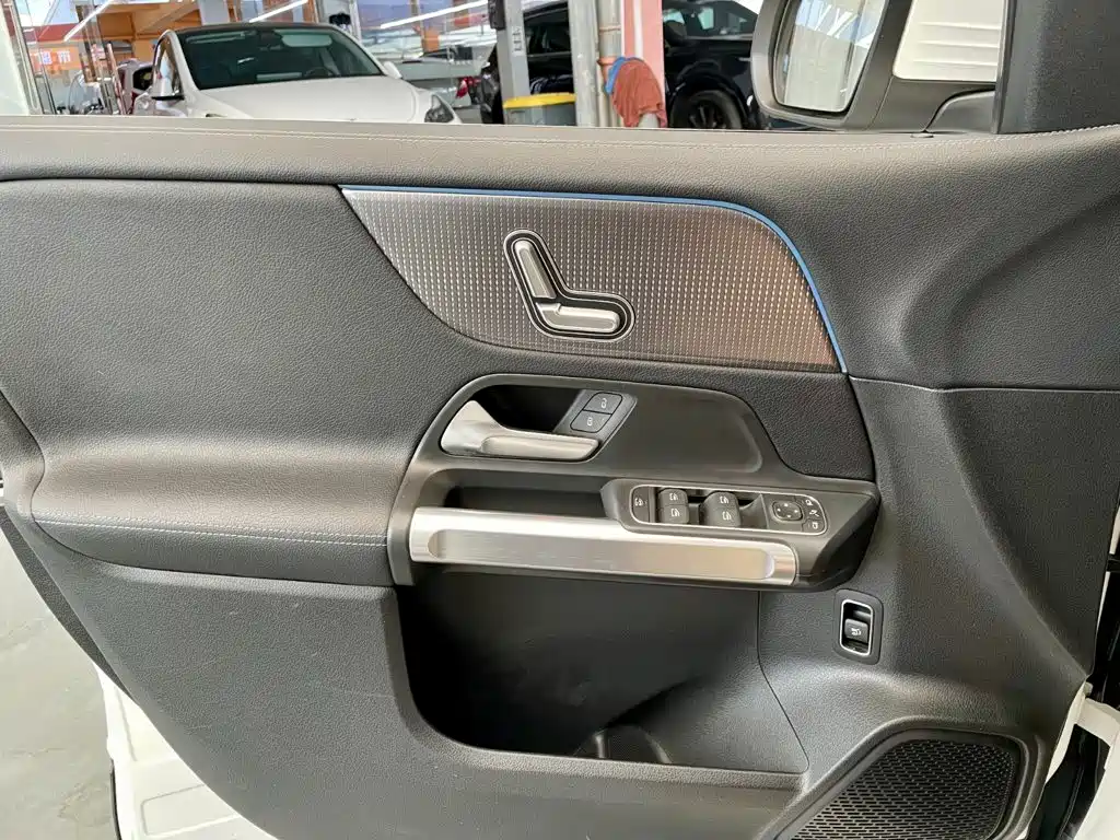 Mercedes-Benz GLB — миниатюра 16