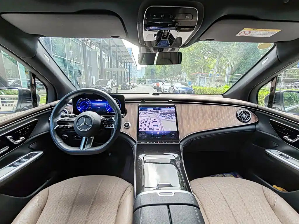 Mercedes-Benz EQE SUV — миниатюра 8