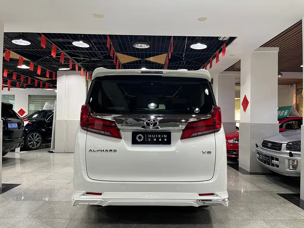 Toyota Alphard — миниатюра 16